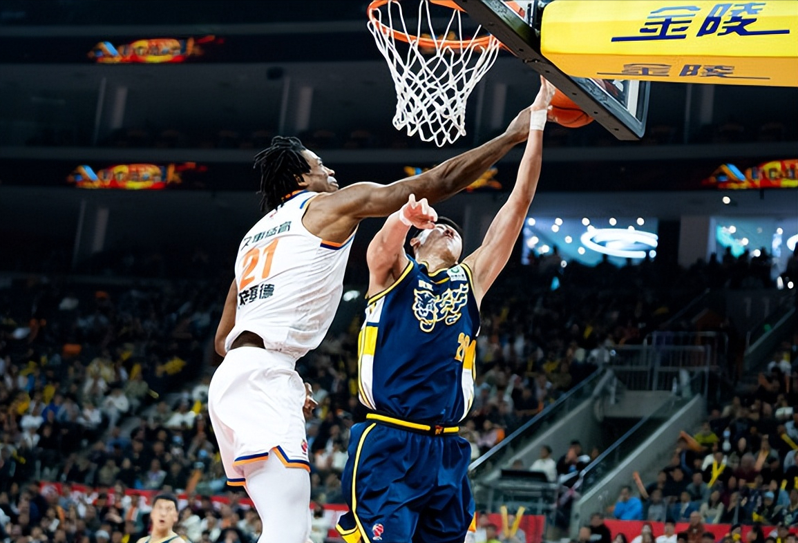 沪粤强强对话一边倒,广东男篮一问题无限凸显,杜锋抱头尽显无奈