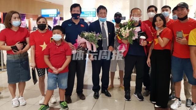 世界杯直播平台-【国足对手】越南队今晨抵阿联酋 大使亲自机场迎接