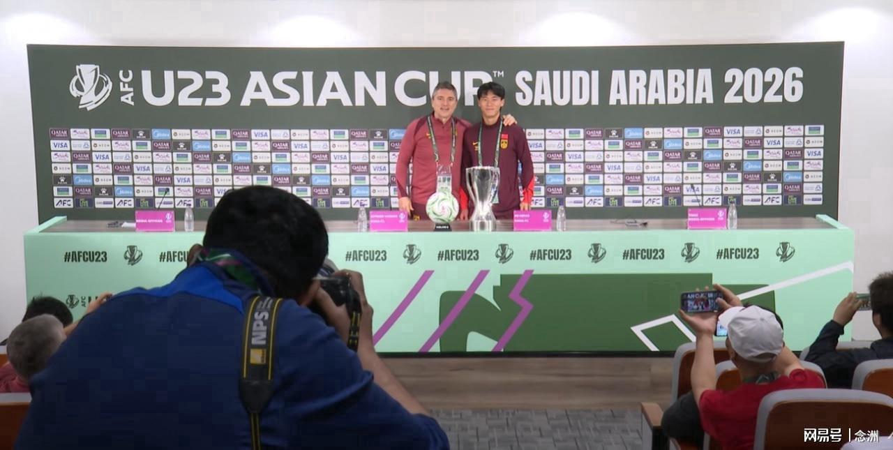 世界杯直播平台-与奖杯合影!安东尼奥:我们怀揣巨大梦想 胡荷韬:希望创造历史